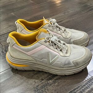 Vionic women’s orthotic sneakers size 9